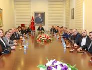 Vali Yavuz, Sosyal Projelere Katkıda Bulunanlara Plaket Vererek Teşekkür Etti