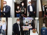 23 NİSAN RESİM YARIŞMASINI KAZANAN ÖĞRENCİLERİN ÖDÜLLERİNİ BAŞKAN KİBAR EVLERİNDE TESLİM ETTİ