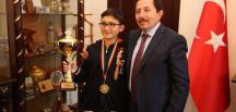 Vali Balkanlıoğlu, Şampiyon Öğrenciyi Ödüllendirdi TV