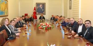 Vali Yavuz, Sosyal Projelere Katkıda Bulunanlara Plaket Vererek Teşekkür Etti