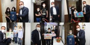 23 NİSAN RESİM YARIŞMASINI KAZANAN ÖĞRENCİLERİN ÖDÜLLERİNİ BAŞKAN KİBAR EVLERİNDE TESLİM ETTİ