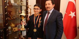 Vali Balkanlıoğlu, Şampiyon Öğrenciyi Ödüllendirdi TV